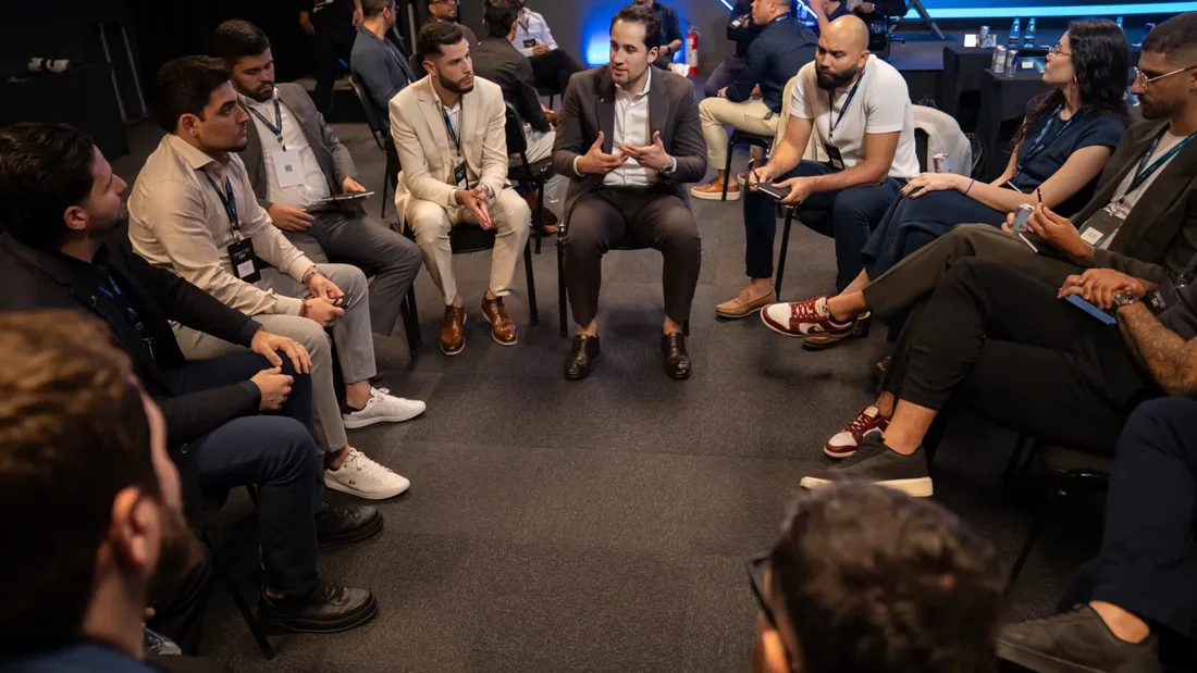 Empresários reunidos em uma experiência presencial Diamond
